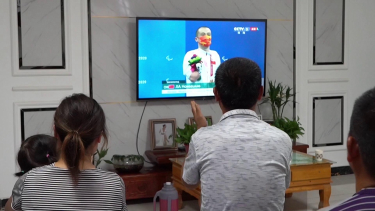 贾媛媛游泳冠军_贾红光游泳视频_游泳冠军贾红光