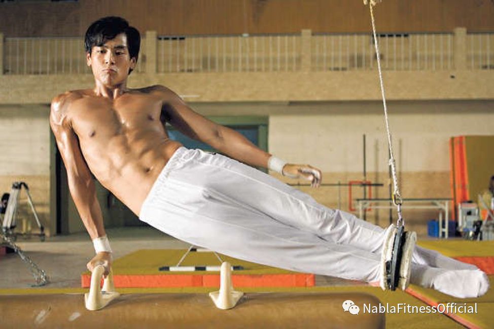 健身明星训练男生图片_明星健身训练男_健身男星