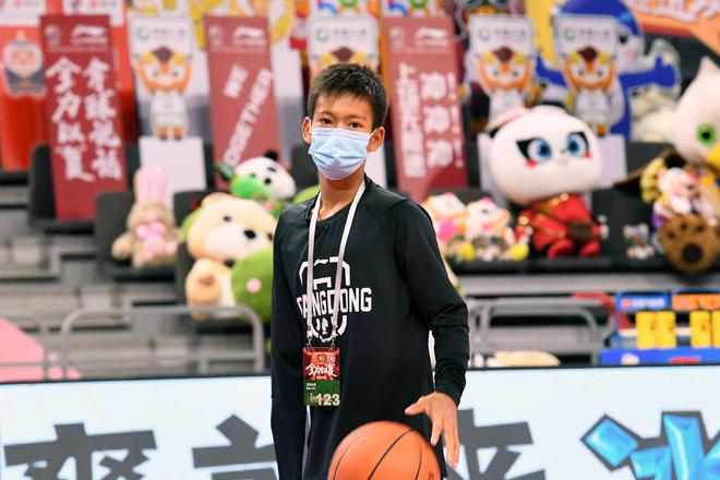 篮球应该怎么打_篮球打法教程_打篮球技巧 12岁