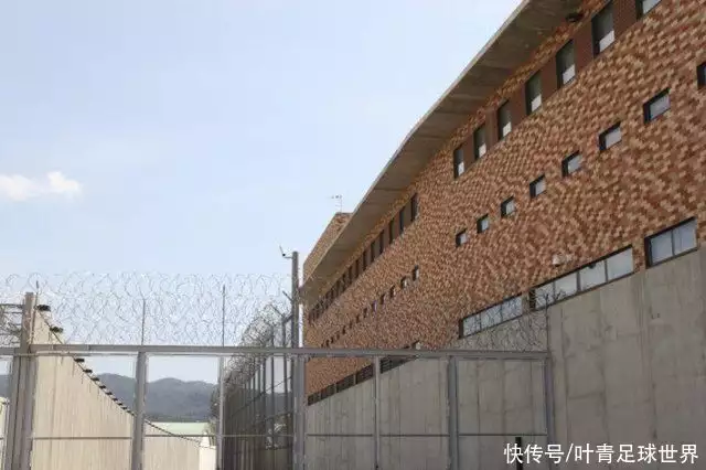 小罗监狱杯夺冠贴吧_小罗在监狱拿足球冠军_小罗监狱踢足球