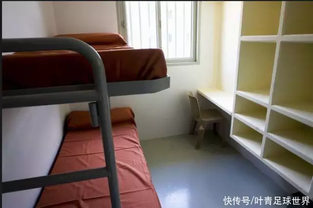 小罗在监狱拿足球冠军_小罗监狱踢足球_小罗监狱杯夺冠贴吧