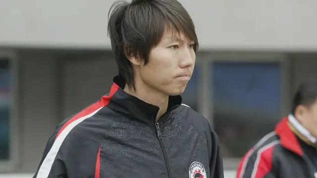 小罗监狱踢足球_小罗在监狱拿足球冠军_监狱球王小罗